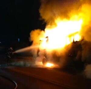 [VÍDEO] Passageiros são evacuados de micro-ônibus em chamas na SC-108 em Urussanga