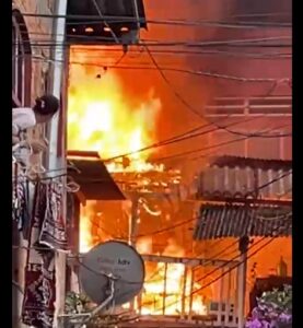 [VÍDEO] Incêndio provoca destruição em residências na Grande Florianópolis