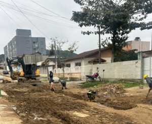 Condutores devem ficar atentos às obras no trânsito ao trafegar por bairro de Camboriú