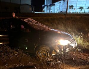 Automóvel fica destruído após saída de pista seguida de capotamento em Criciúma