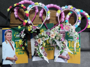 Júlia Zanatta vende tiaras por até R$ 100 para bolsonaristas