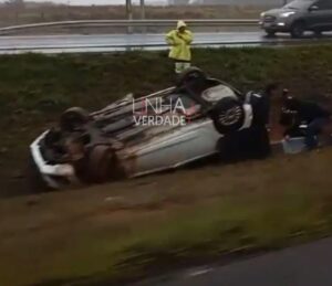 Carro capota na BR-101, em Içara