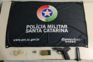 PM fecha ponto de tráfico e prende homem procurado por homicídio