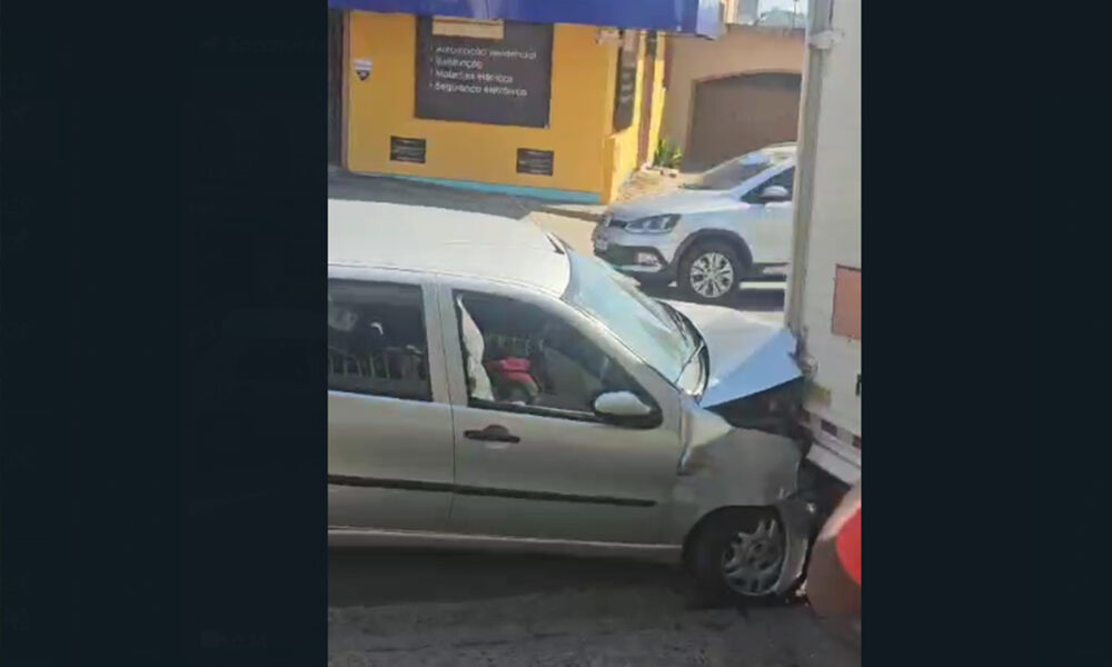 Condutora é conduzida ao hospital após bater carro em caminhão