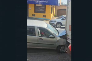Condutora é conduzida ao hospital após bater carro em caminhão