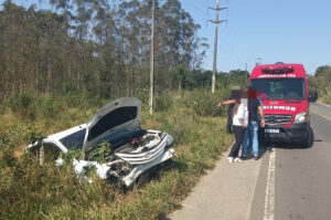 Capotamento na SC-108 em Urussanga deixa mulher ferida
