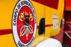 Carro bate em poste e deixa mulher ferida em Sangão