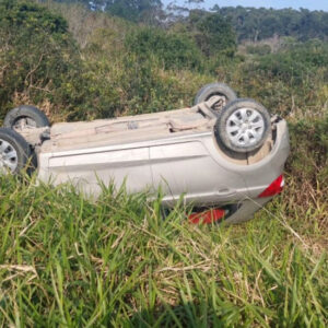 Carro capota na Praia do Sol em Laguna