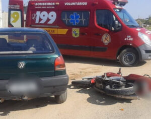 Motociclista cai sobre capô de carro após colisão