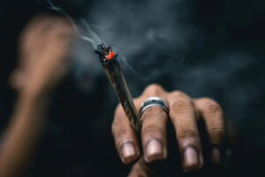 Lei para multar porte e uso de drogas em locais públicos é sancionada