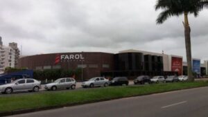 Mulher é presa após furtar roupas em loja de shopping