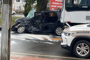 Condutora de automóvel fica presa às ferragens ao colidir com ônibus