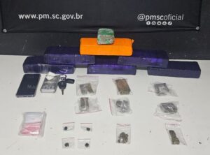 PM prende pai e filho por tráfico em Itajaí