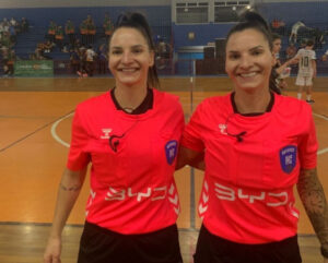 Árbitras gêmeas brilham nos Joguinhos Abertos de SC