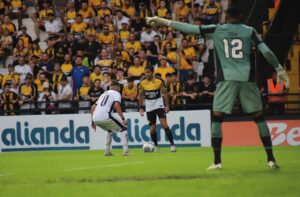 Com alerta ligado, Criciúma recebe o Fortaleza no Heriberto Hülse