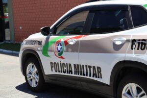Homem com mandado de prisão é detido enquanto cozinhava em quadra escolar