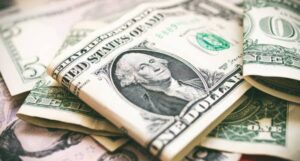 Dólar tem pequena alta após atentado contra Trump e fecha a R$ 5,44