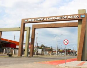 Professores de Capivari de Baixo encerram semestre com cinema e palestra