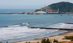 Jovem sofre escoriações após cair do costão da Praia do Porto
