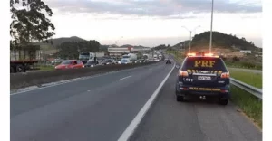 Caminhão espalha carga na BR-101 em Paulo Lopes
