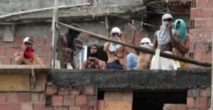 Projeto torna crime fazer saudação de organização criminosa