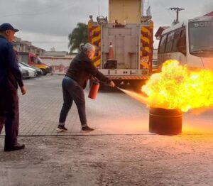 Mulheres do CRAS do Humaitá participam de treinamento de combate a princípio de incêndio
