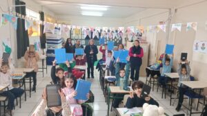Alunos de Capivari de Baixo recebem tablets para uso nas escolas