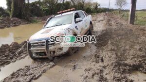 EXCLUSIVO: Carro da Defesa Civil de Tubarão atola na Aggeu Medeiros