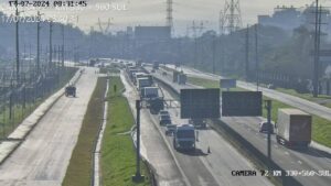 Caminhão em pane deixa tráfego lento na BR-101