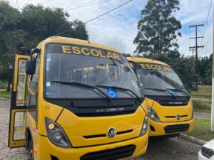 Capivari de Baixo recebe novos micro-ônibus escolares