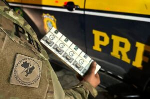 PRF apreende 250 mil maços de cigarro paraguaio em SC
