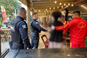 Mulher tenta matar a mãe e avança em guardas municipais