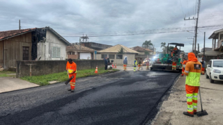 Rua José Domingos Bittencourt recebe novo asfalto em Capivari de Baixo