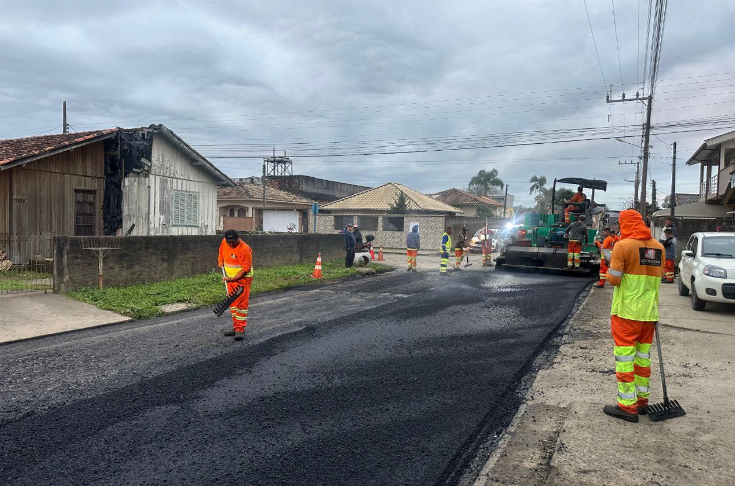 Rua José Domingos Bittencourt recebe novo asfalto em Capivari de Baixo