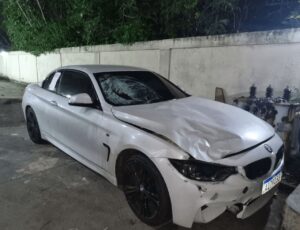 Noivo morre atropelado por influenciador enquanto caminhava de mãos dadas com esposa
