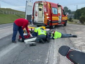 Homem fica ferido após colisão na lateral de carro em Morro da Fumaça