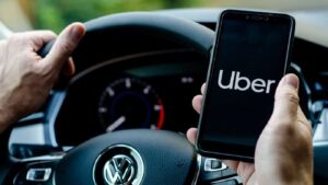 Motorista da Uber expulsa idosa do carro para ir a encontro amoroso