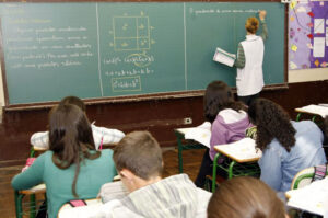 Projeto cria política de incentivo à formação de professores para a educação básica