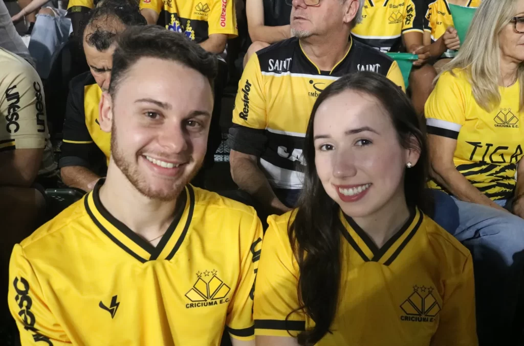 Arquibancadas do estádio vibram com a despedida de Eder, com mais de 15 mil torcedores presentes
