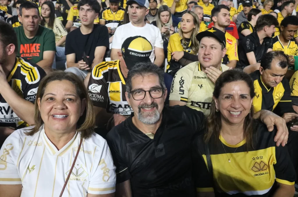 Arquibancadas do estádio vibram com a despedida de Eder, com mais de 15 mil torcedores presentes
