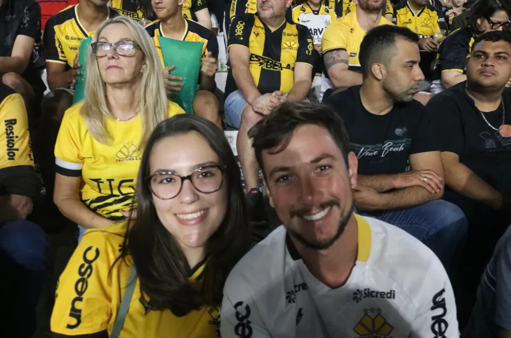Arquibancadas do estádio vibram com a despedida de Eder, com mais de 15 mil torcedores presentes