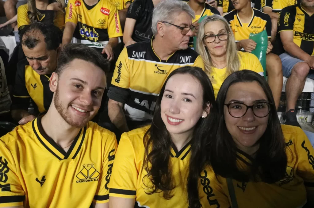 Arquibancadas do estádio vibram com a despedida de Eder, com mais de 15 mil torcedores presentes