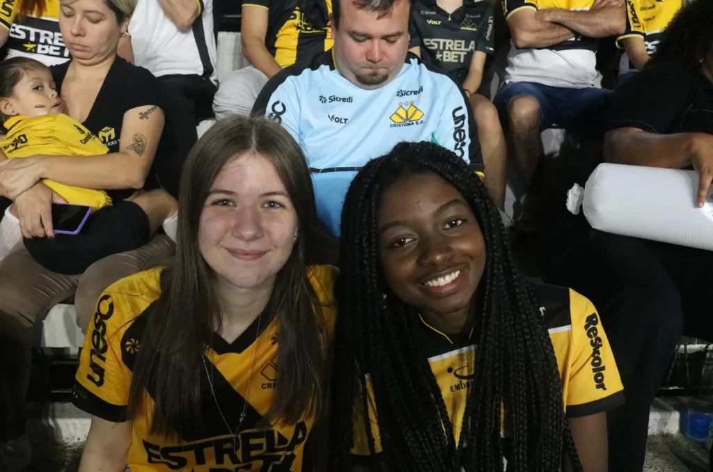 Arquibancadas do estádio vibram com a despedida de Eder, com mais de 15 mil torcedores presentes