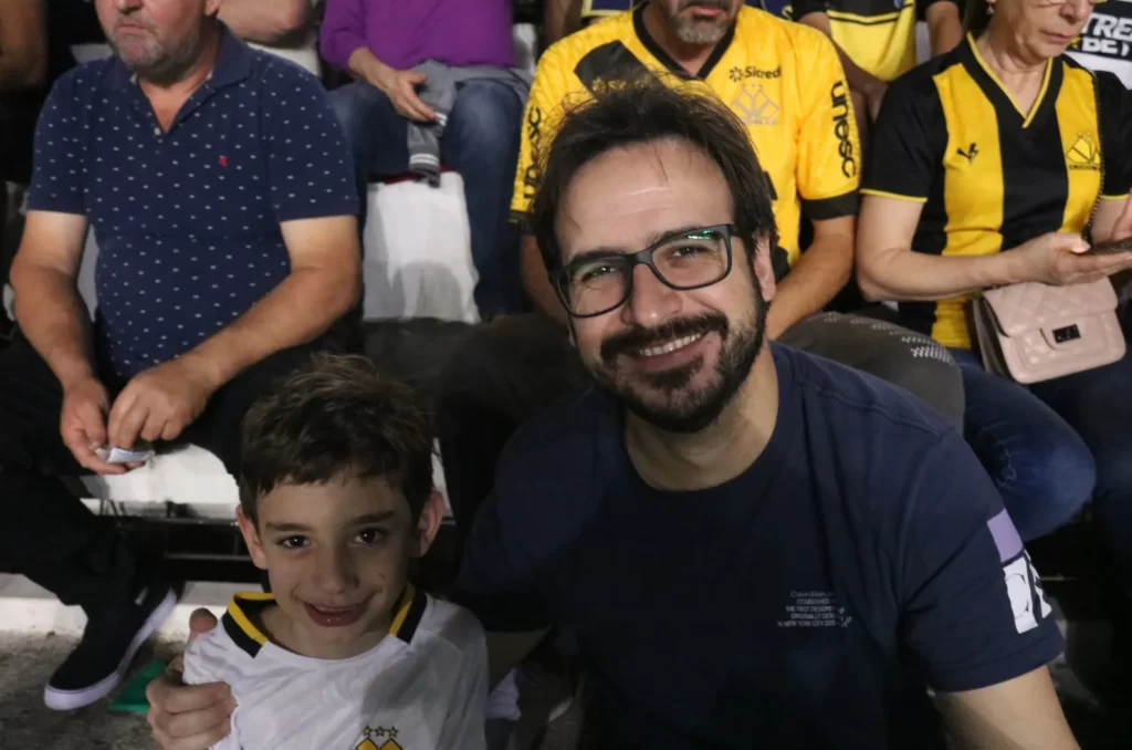 Arquibancadas do estádio vibram com a despedida de Eder, com mais de 15 mil torcedores presentes
