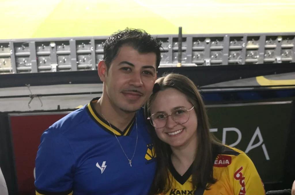 Arquibancadas do estádio vibram com a despedida de Eder, com mais de 15 mil torcedores presentes