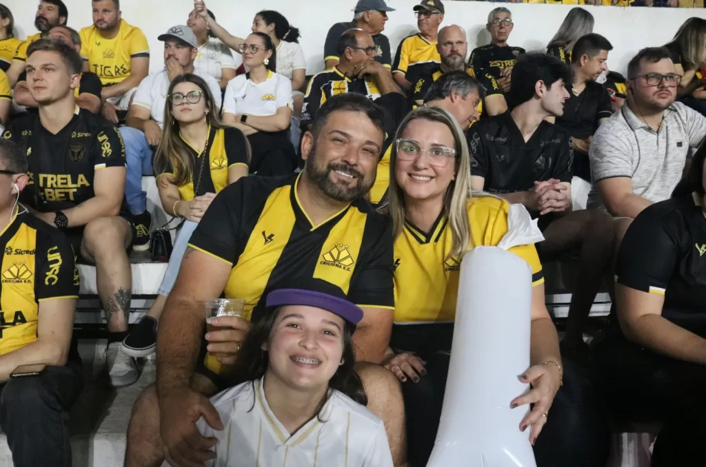 Arquibancadas do estádio vibram com a despedida de Eder, com mais de 15 mil torcedores presentes
