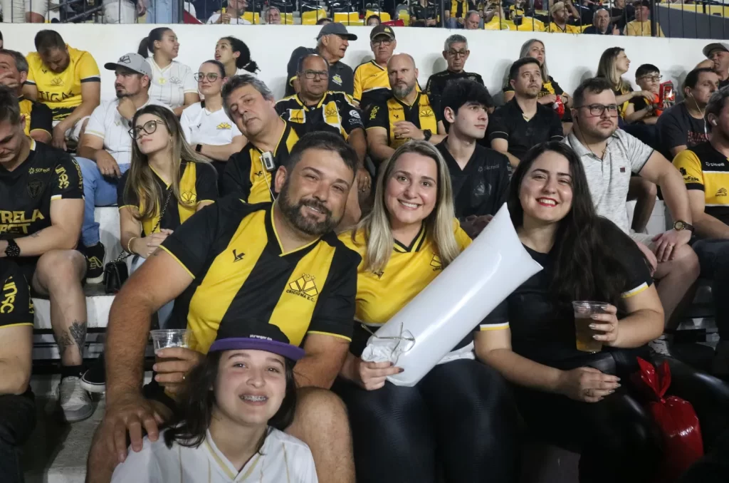 Arquibancadas do estádio vibram com a despedida de Eder, com mais de 15 mil torcedores presentes