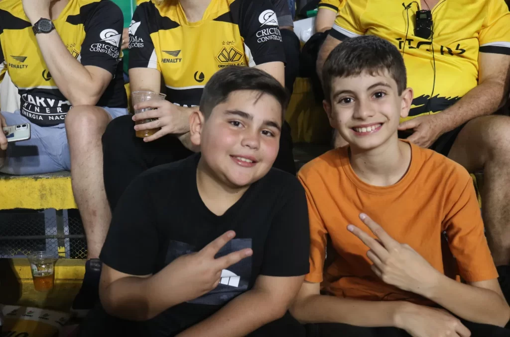 Arquibancadas do estádio vibram com a despedida de Eder, com mais de 15 mil torcedores presentes