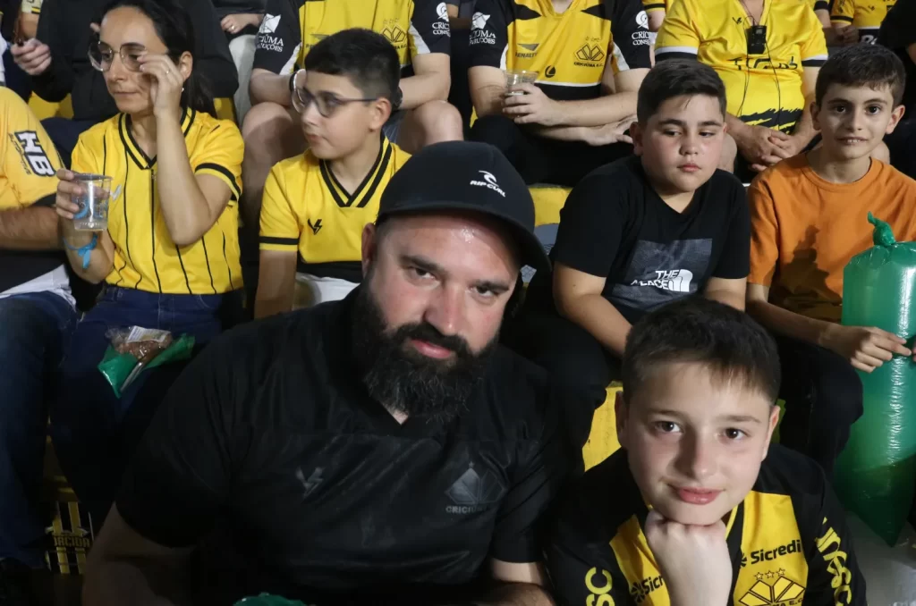 Arquibancadas do estádio vibram com a despedida de Eder, com mais de 15 mil torcedores presentes