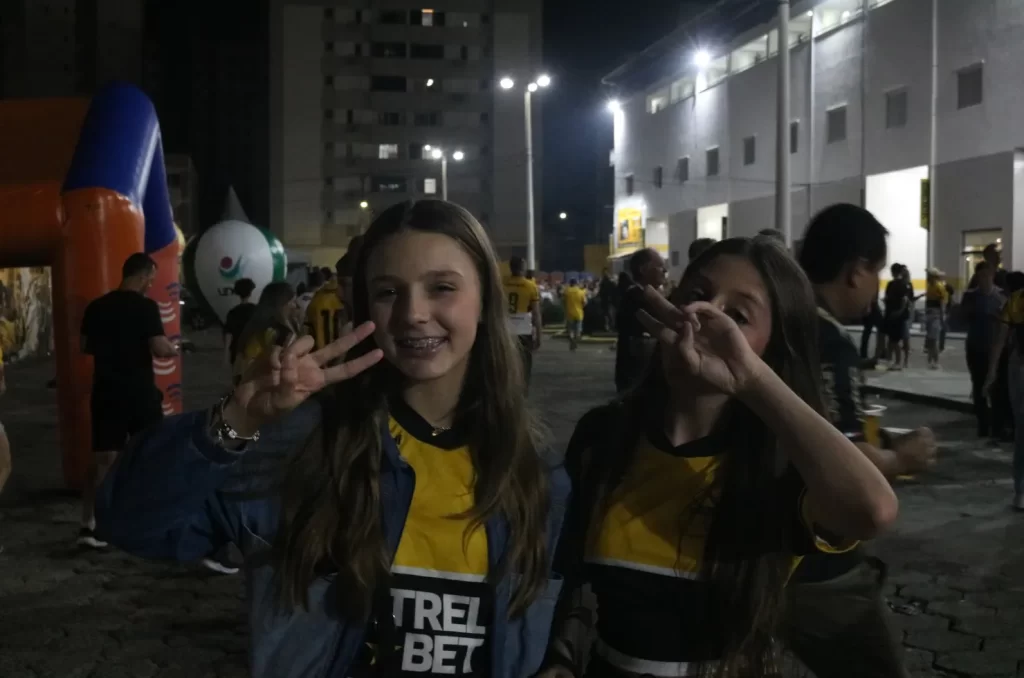Arquibancadas do estádio vibram com a despedida de Eder, com mais de 15 mil torcedores presentes
